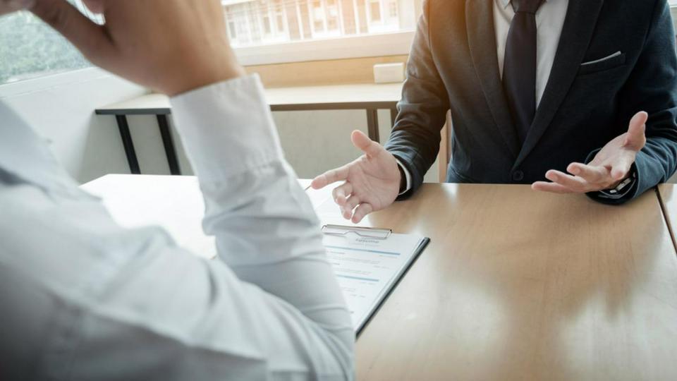 【個人面接対策】面接官の役職で変わる評価視点と戦略的逆質問の方法